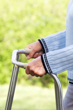 Yürüteç kullanan kadın