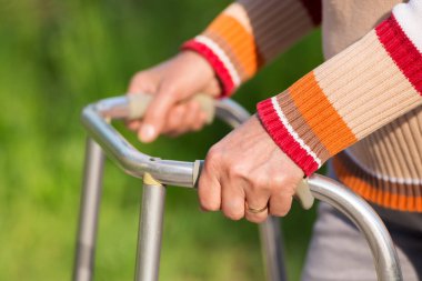 Yürüteç kullanan kadın