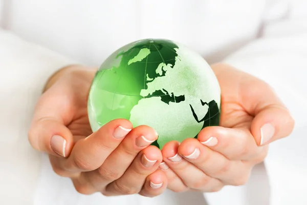 Hand holding green globe — Stock Photo, Image