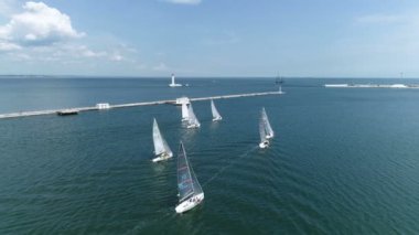 Limanda yelkenli, yatlar açık denize gidiyor.