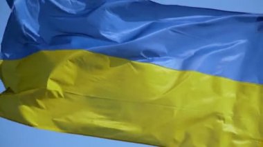 Ukrayna'nın ulusal bayrak rüzgarda kutluyor, bayrak güneşte geliştirir
