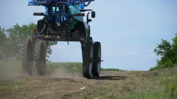 Tractor Bevrijgt Het Veld Vernietigt Ongedierte Het Gewas — Stockvideo