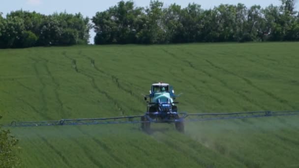 Tractor Fertiliza Campo Destruyendo Plagas Cultivo — Vídeos de Stock