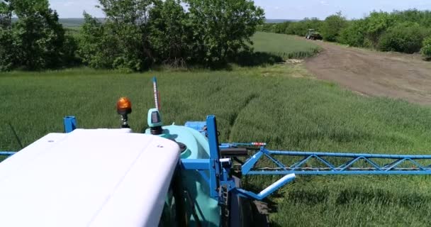 Tractor Fertiliza Campo Destruyendo Plagas Cultivo — Vídeos de Stock