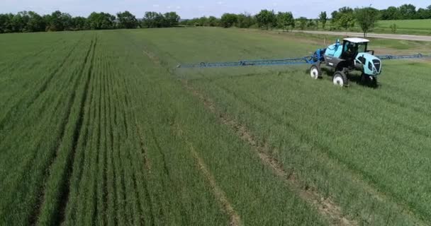 Tractor Bevrijgt Het Veld Vernietigt Ongedierte Het Gewas — Stockvideo