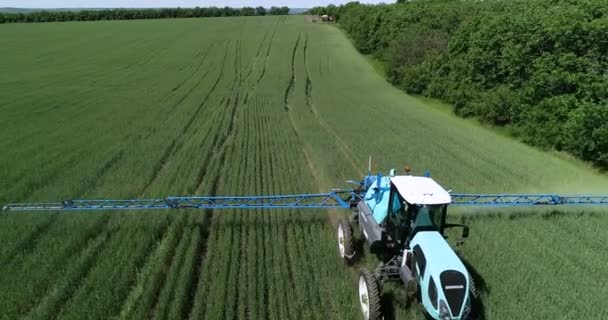 Трактор Удобряет Поле Уничтожая Вредителей Урожае — стоковое видео
