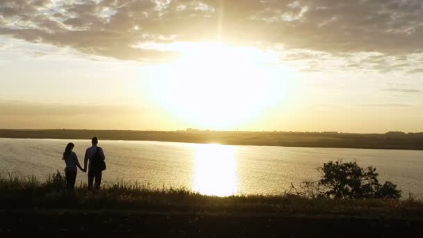 Liebhaber Bewundern Den Sonnenuntergang Spazieren Ufer Des Flusses Schauen Die — Stockvideo