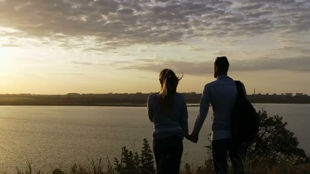 Liebhaber Bewundern Den Sonnenuntergang Spazieren Ufer Des Flusses Schauen Die — Stockvideo