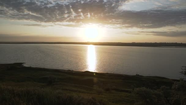 Gli Amanti Ammirare Tramonto Camminare Sulla Riva Del Fiume Guardare — Video Stock