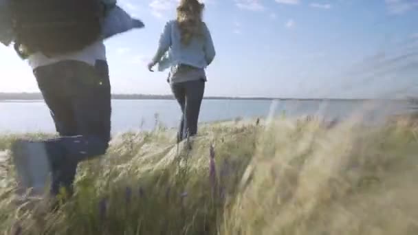 Älskare Beundra Solnedgången Flodstranden Titta Fjärran — Stockvideo