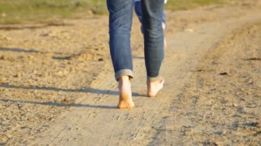 doğada mutlu aile, yalınayak çalıştırmak, aile gün batımı sahiptir