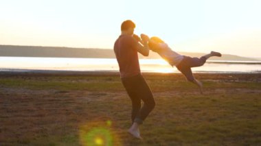 doğada mutlu aile, baba kritit oğlu elleriyle, aile gün batımı sahiptir