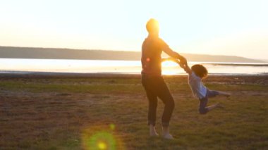 doğada mutlu aile, baba kritit oğlu elleriyle, aile gün batımı sahiptir