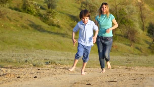 大自然中幸福的家庭 赤脚奔跑 全家享受夕阳 — 图库视频影像