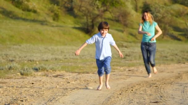 Happy Family Nature Run Barefoot Family Enjoys Sunset — Stock Video