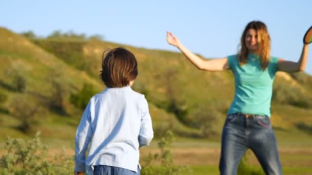 Famille Heureuse Dans Nature Maman Fils Lancent Ballon Famille Profite — Video