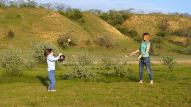 自然の中で幸せな家族 ママと息子はボールを投げ 家族は夕日を楽しんでいます — ストック動画