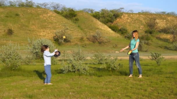 Lycklig Familj Naturen Mamma Och Son Kasta Boll Familjen Njuter — Stockvideo