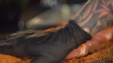 barbekü için et marinesi, et için baharatlar, baharatlarda et ruloları