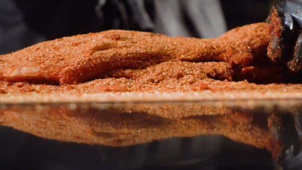 肉类腌制烧烤 香料为肉类 肉卷在香料 — 图库视频影像