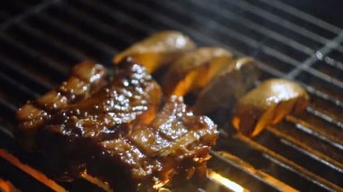 ızgarada et kavurma, kömürlerde et, kebap pişirme