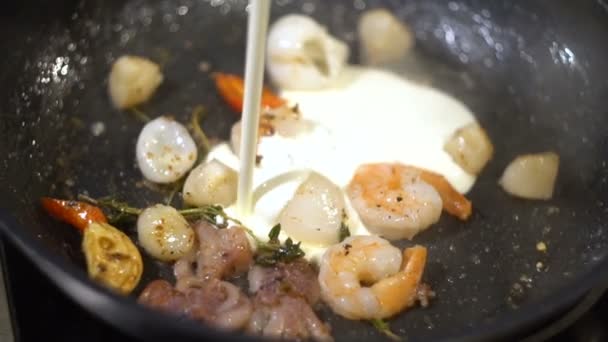 fruits de mer rôtis, salade chaude, ragoût de fruits de mer à la crème 