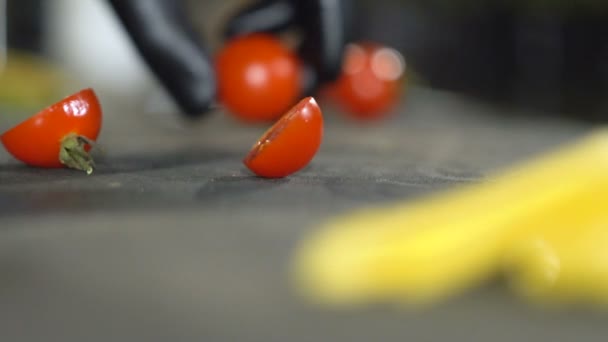 아보카도 샐러드 아보카도 양상추와 토마토를 슬라이스 문질러 — 비디오