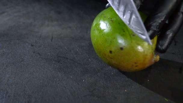 Memasak Salad Alpukat Mengiris Alpukat Selada Dan Tomat Menggosok Kapur — Stok Video