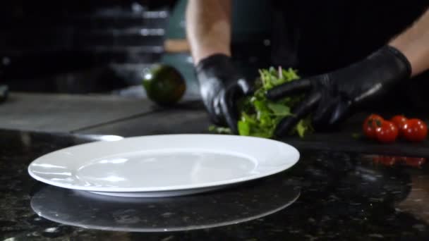 Vaření Avokátový Salát Krájení Avokáda Hlávkový Salát Rajčata Tření — Stock video
