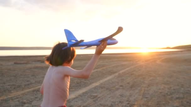 Мальчик Играет Улице Игрушечным Самолетом Замедленной Съемки — стоковое видео