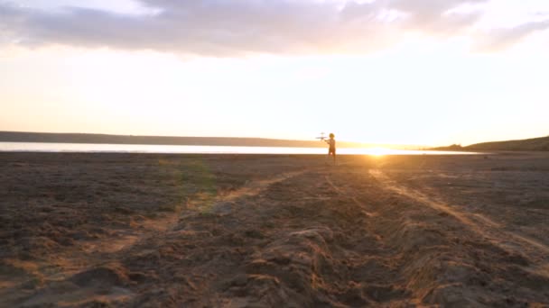 Jongen Spelen Buiten Met Speelgoed Vliegtuig Slow Motion — Stockvideo