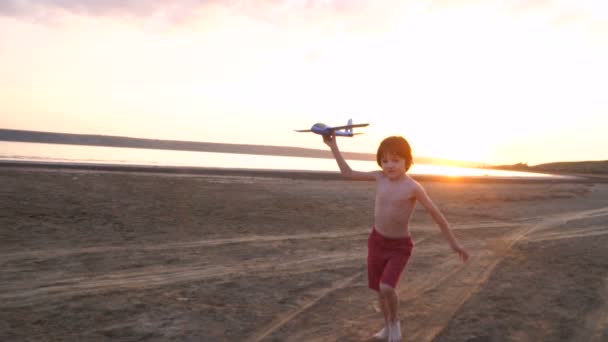 Pojke Spelar Utanför Med Leksaksflygplan Slow Motion — Stockvideo