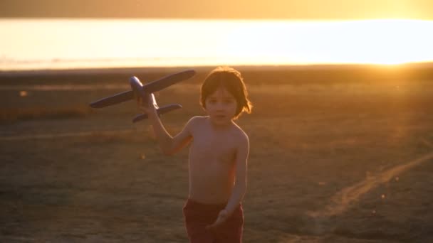 Junge Spielt Draußen Mit Spielzeugflugzeug Zeitlupe — Stockvideo