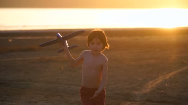 Menino Brincando Fora Com Brinquedo Avião Câmera Lenta — Vídeo de Stock