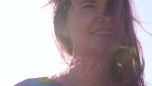 Belle Fille Dans Une Robe Multicolore Sous Route Coucher Soleil — Video