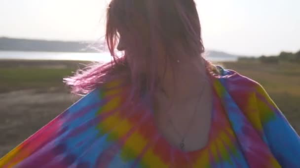 Όμορφο Κορίτσι Ένα Πολύχρωμο Φόρεμα Πηγαίνει Κάτω Από Δρόμο Ηλιοβασίλεμα — Αρχείο Βίντεο