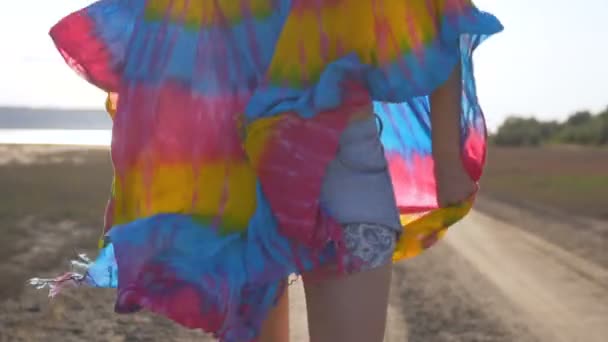 Hermosa Chica Vestido Multicolor Debajo Carretera Atardecer Estilo Hippie Hora — Vídeo de stock