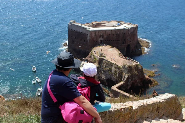 Baba ve çocuk Berlengas, Portekiz, teknelerle denize Ortaçağ köprüyü geçtikten. Adam ve kız yürüyüş. Turistler, okyanus üzerinde yürüme. 