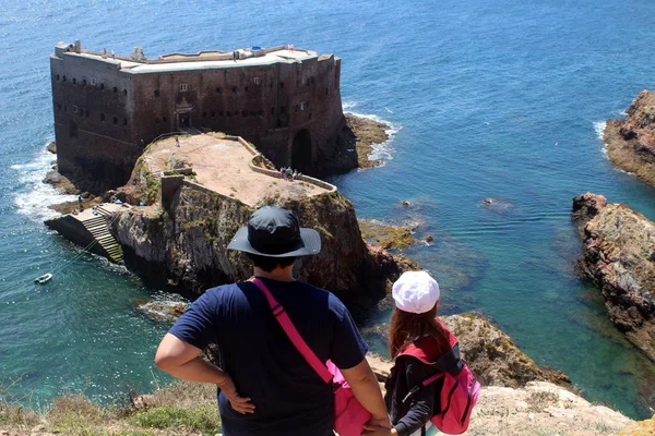 Baba ve çocuk Berlengas, Portekiz, teknelerle denize Ortaçağ köprüyü geçtikten. Adam ve kız yürüyüş. Turistler, okyanus üzerinde yürüme. 