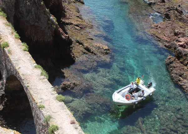 Hızlı tekne temiz su gidiş yalak eski bir köprü Nehri, Berlengas, Portekiz