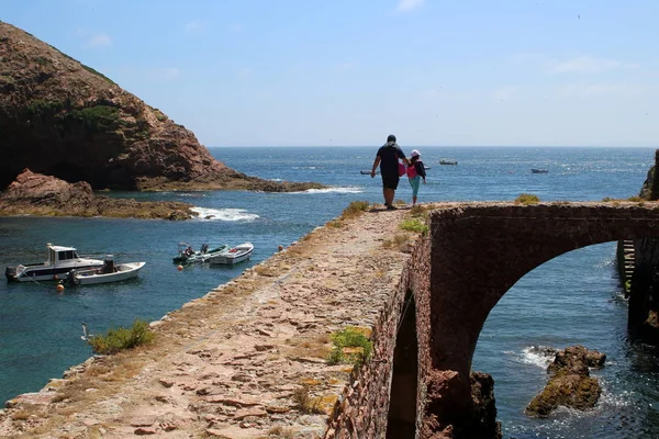 Baba ve çocuk Berlengas, Portekiz, teknelerle denize Ortaçağ köprüyü geçtikten. Adam ve kız yürüyüş. Turistler, okyanus üzerinde yürüme. 