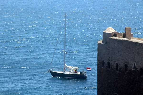 Deniz geçen eski Kalesi, berlengas, Portekiz üzerinde yelken tekne