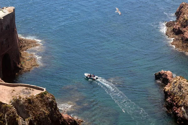Deniz suyu, berlengas Portekiz üzerinde hızlı bot