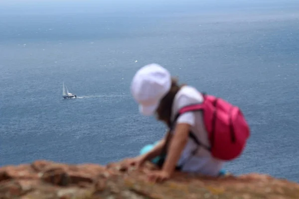 Su tekne uzakta, Berlengas, Portekiz oynayan bulanıklık çocuk ile
