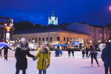 Çocuklar üzerinde paten pistinde Podol, Kiev, Ukrayna
