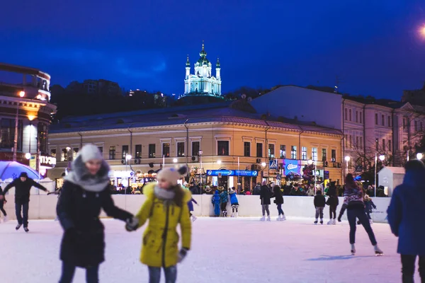 Çocuklar üzerinde paten pistinde Podol, Kiev, Ukrayna