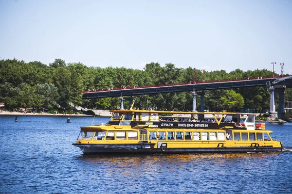 Yürüyen teknede Dinyeper, Kiev, Ukrayna