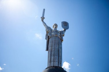Bulutlu mavi gökyüzüne karşı Anavatan anıtı, Ukrayna