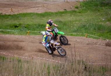 Pistte motosiklet yarışı