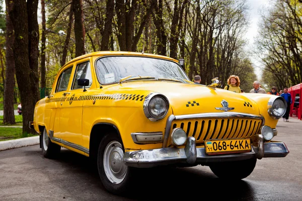 Желтый Автомобиль Ретро — стоковое фото